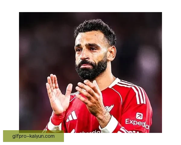 萨拉赫在球队更衣室中展现出重要的领袖角色，成为球员们的榜样与支持。