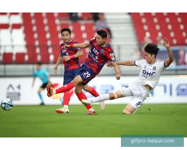 韩国K联赛冠军争夺战进入关键阶段，争冠形势日趋激烈